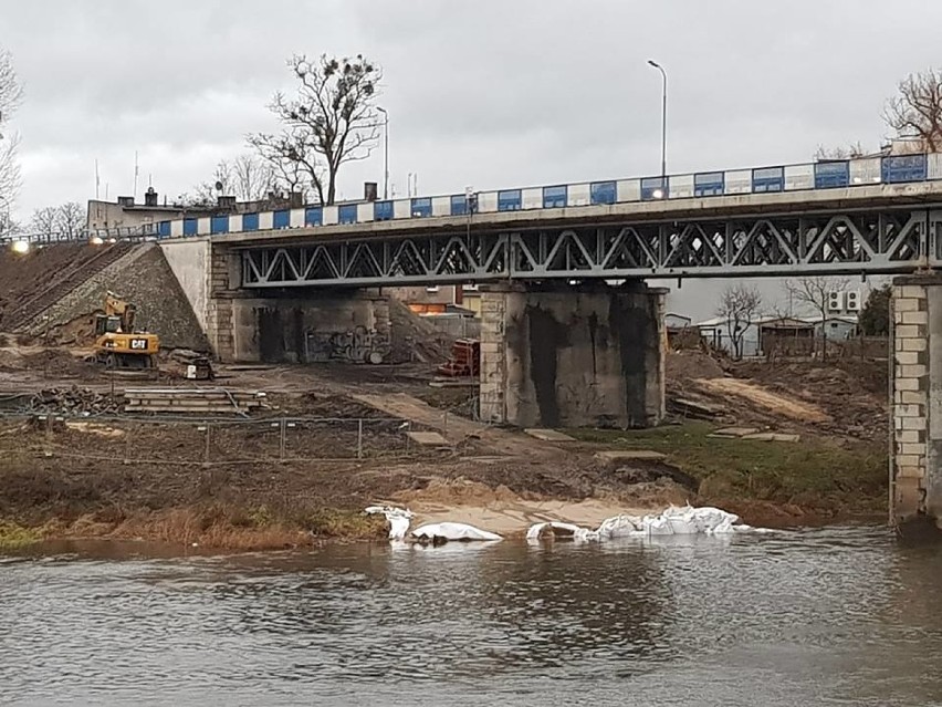 Trwają prace nad budową mostu tymczasowego w Obornikach
