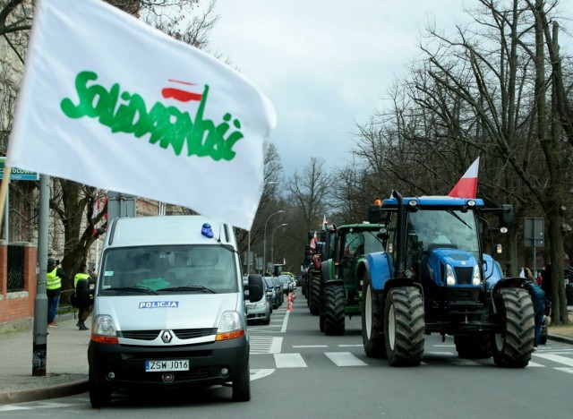 W środę 24 stycznia rolnicy protestować będą w godz. 12.00-14.00. Zobacz, jak będzie przebiegał protest w poszczególnych miejscach w Wielkopolsce.

Przejdź dalej --> 