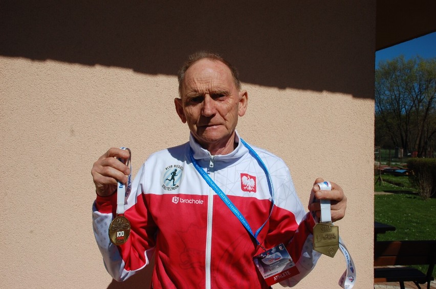Andrzej Reczkowski prezentuje medale: złoty za drużynowe...