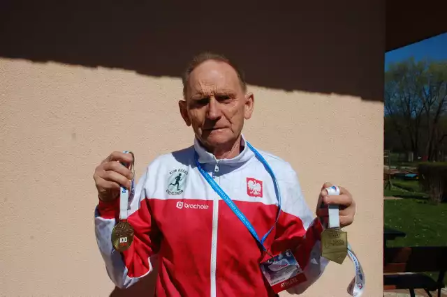 Andrzej Reczkowski prezentuje medale: złoty za drużynowe mistrzostwo Europy masters w crossie oraz za udział w maratonie w Toruniu