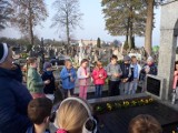 Uczniowie Szkoły Podstawowej w Liskowie wzięli udział w akcji "Szkoła pamięta" i odwiedzili groby zasłużonych ZDJĘCIA