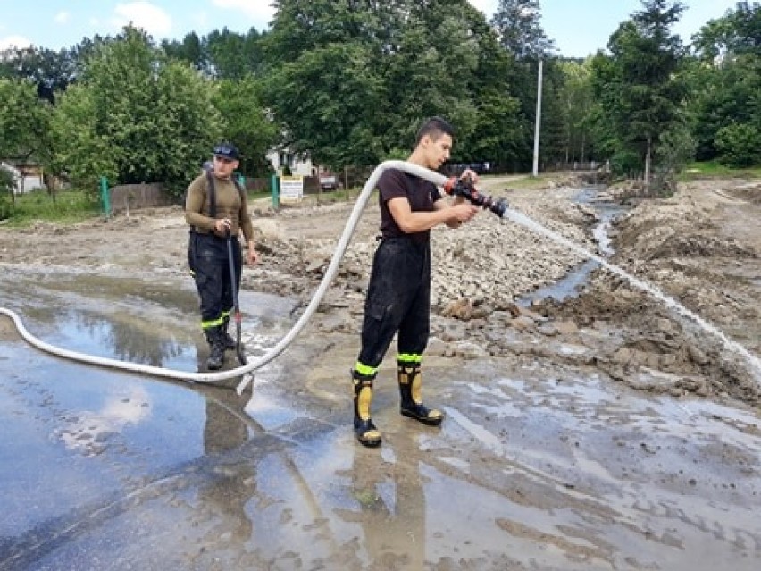 Sprzątanie po powodzi w gminie Bircza. Zdjęcia strażaków z OSP Stubno [GALERIA]