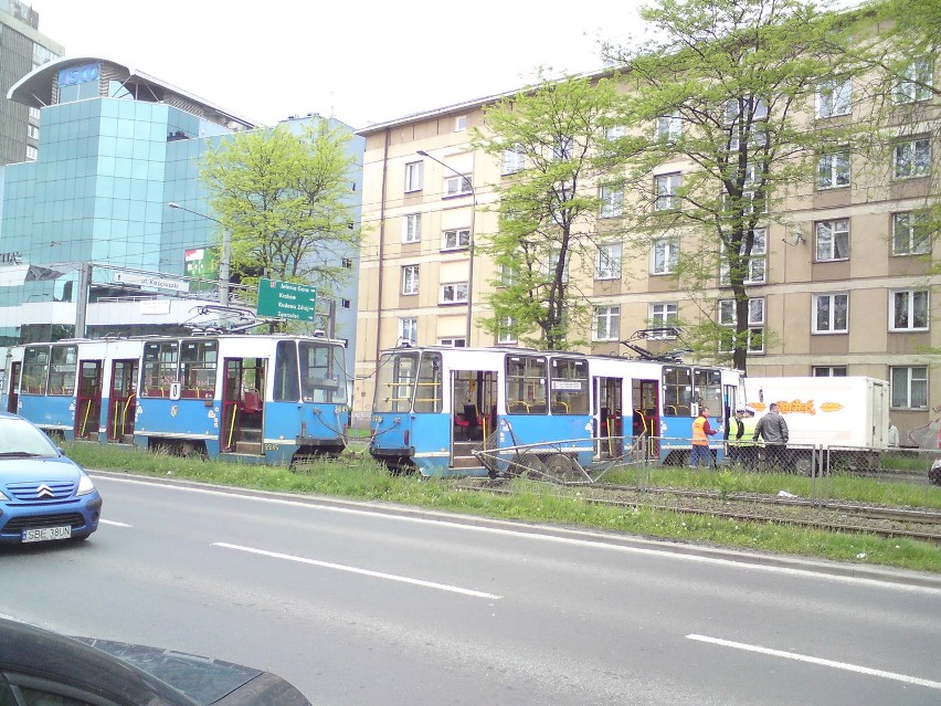 Wrocław: Utrudnienia przy Piłsudskiego, wykoleił się tramwaj (ZDJĘCIA)