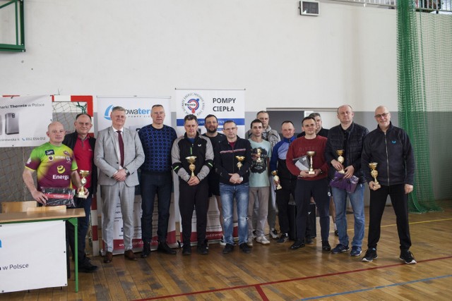 Nagrodzeni zawodnicy turnieju tenisa stołowego w Wichowie