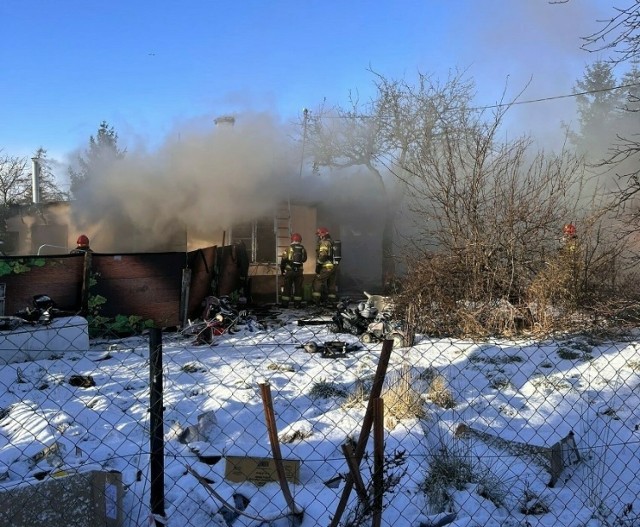 Po przyjeździe na miejsce pożaru, który wybuchł 19 stycznia 2024 roku w Gdańsku i ugaszeniu płonącego domu jednorodzinnego, strażacy natknęli się niestety na zwłoki dwojga małych dzieci.