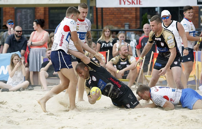 Rugby na plaży Manufaktury.