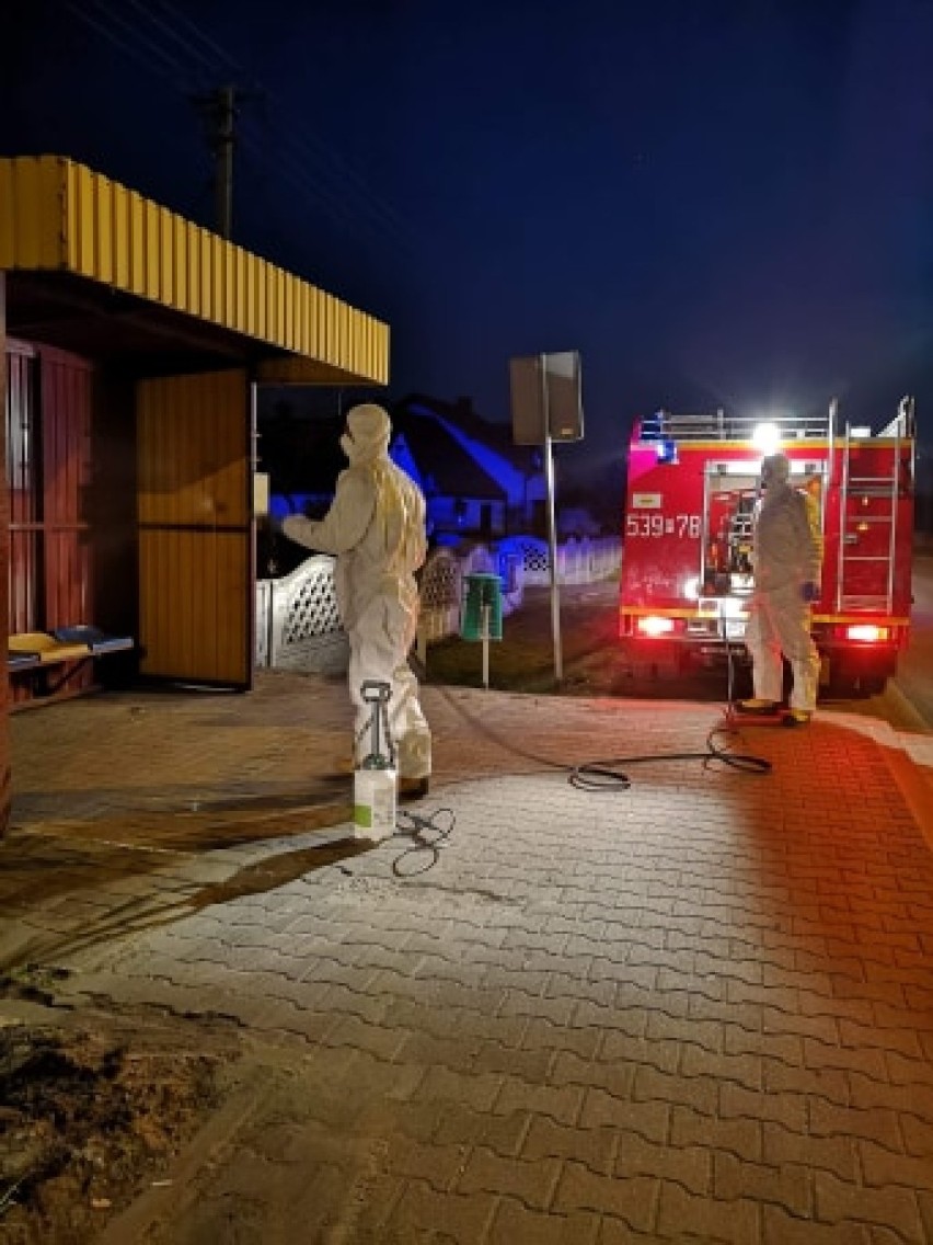 Koronawirus w powiecie ostrowskim. Strażacy dezynfekowali gminę Sieroszewice