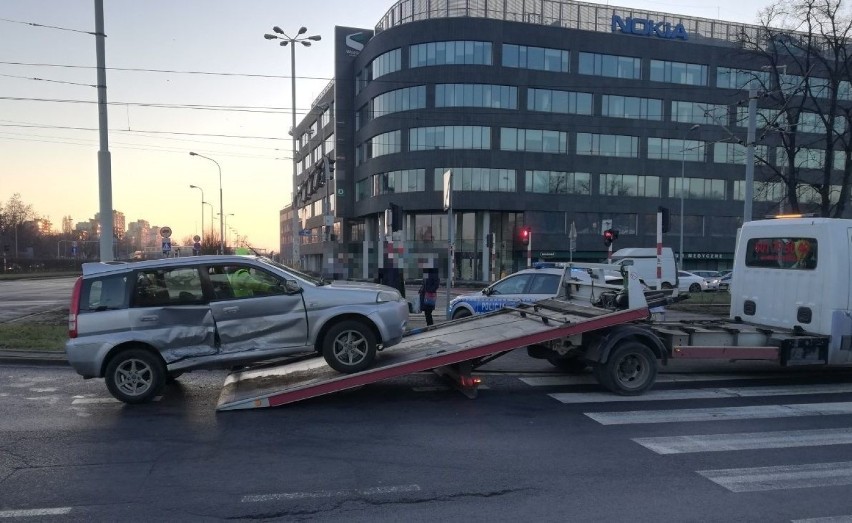 Wrocław. Bardzo groźny wypadek na ul. Legnickiej. Auto leżało na boku
