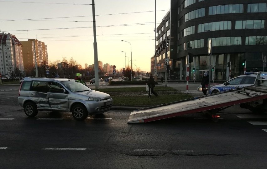 Wrocław. Bardzo groźny wypadek na ul. Legnickiej. Auto leżało na boku