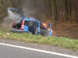 Wypadek w Bożenkowie. Bohaterski policjant uwlonił trzy osoby z płonącego fiata [ZDJĘCIA]