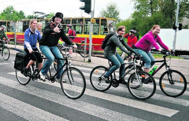 Z dwunastu skrzyżowań w Łodzi zostaną zdjęte znaki "zakaz wjazdu rowerów".