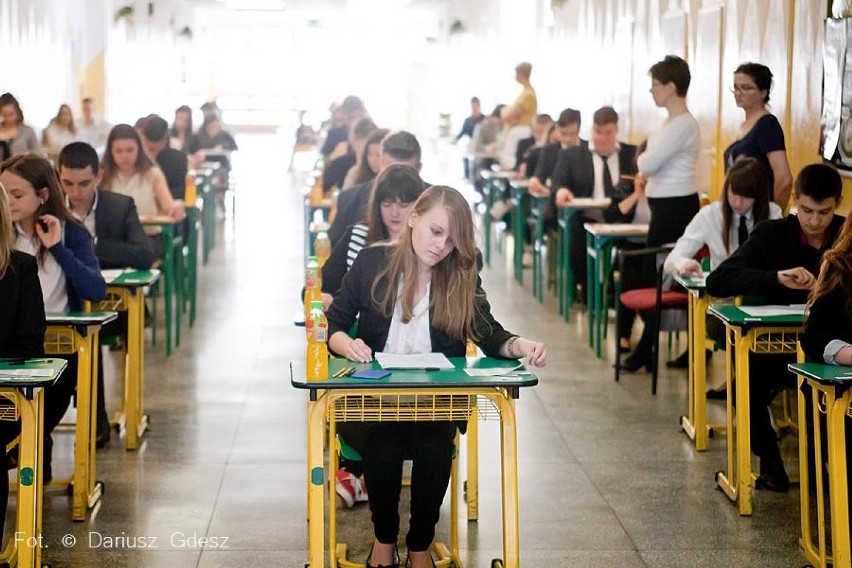 Gimnazjaliści w całym kraju zaczęli egzaminy - dziasiaj (21 kwietnia) blok zadań z wiedzy humanistyc