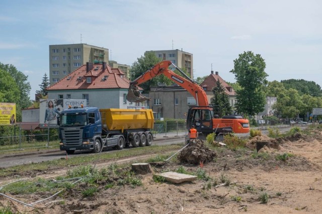 Trwa budowa trasy tramwajowej na Naramowice wraz z węzłem Lechicka – Naramowicka, który umożliwi bezkolizyjny przejazd tramwajów nad Lechicką. Powstaną tutaj dwa wiadukty. W związku z prowadzonymi robotami zmieniła się organizacja ruchu, są objazdy, rowerzyści i kierowcy gubią się, więc lepiej zostawić auto w garażu. 

Obecnie realizowany jest pierwszy etap trasy tramwajowej na Naramowice. Obejmuje on odcinek od pętli Wilczak, znajdującej się u zbiegu ulic Słowiańska-Szelągowska-Naramowicka, do przystanku końcowego „Błażeja” na Naramowicach, zlokalizowanego pomiędzy ul. Bolka i Błażeja.

Jak przebiega budowa? Przejdź do kolejnego zdjęcia --->