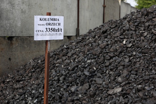 Adam Żurek, właściciel składu węgla w Tyczynie zapewnia, że obecnie na stanie ma 150 ton węgla. - To węgiel wyłącznie z importu - mówi. - Cena za tonę 3350 zł 