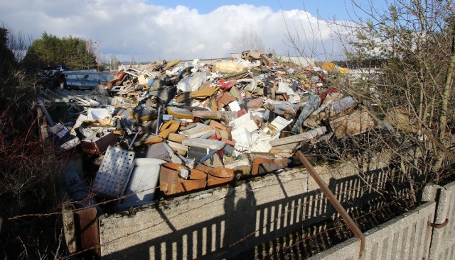 Na posesji firmy utylizującej odpady nietrudno zauważyć prawdziwą górę śmieci.