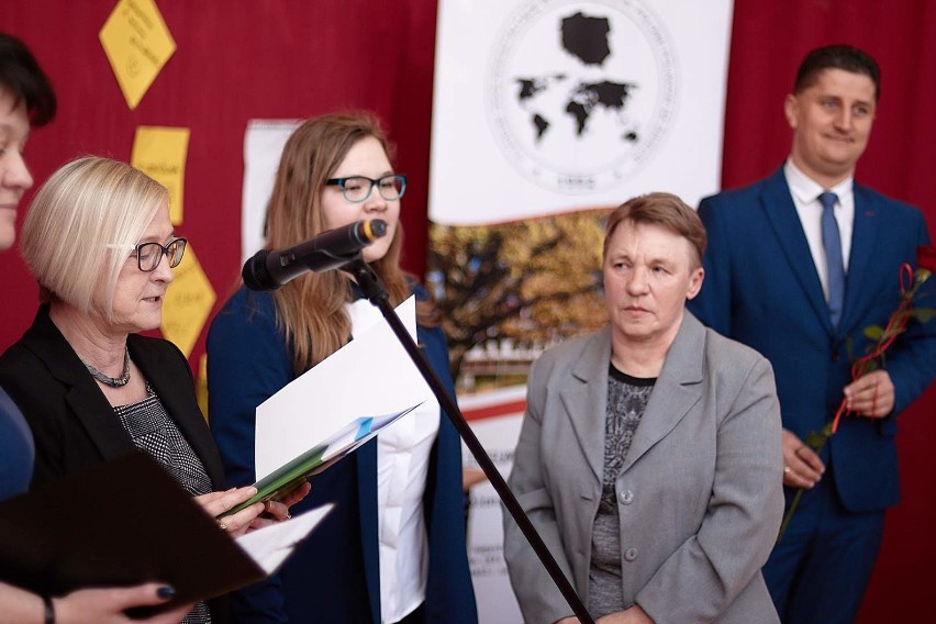 II Liceum Ogólnokształcące w Augustowie. Maturzyści pożegnali szkolne mury [ZDJĘCIA]