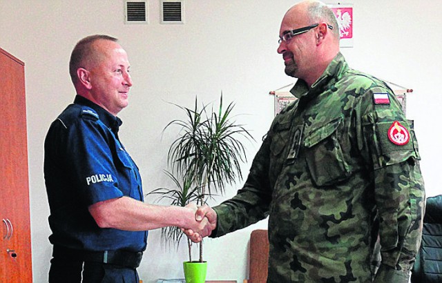 Podinsp. Witold Krawczyk z policji i szef  Żandarmerii Wojskowej w Radomiu Maciej Trybuła, podpisali współpracę.