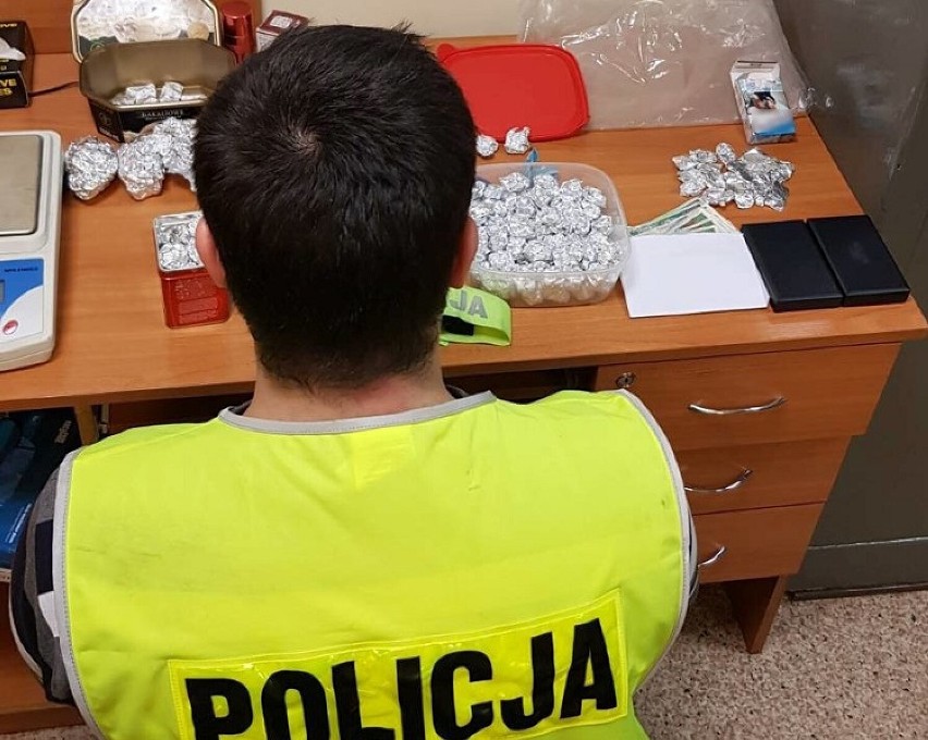 Policja w Lęborku zatrzymała dilera narkotyków. Ukrywał je m.in. w lodówce