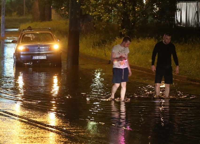 Po ulewie w Szczecinie. Zalane ulice, połamane drzewa [zdjęcia]