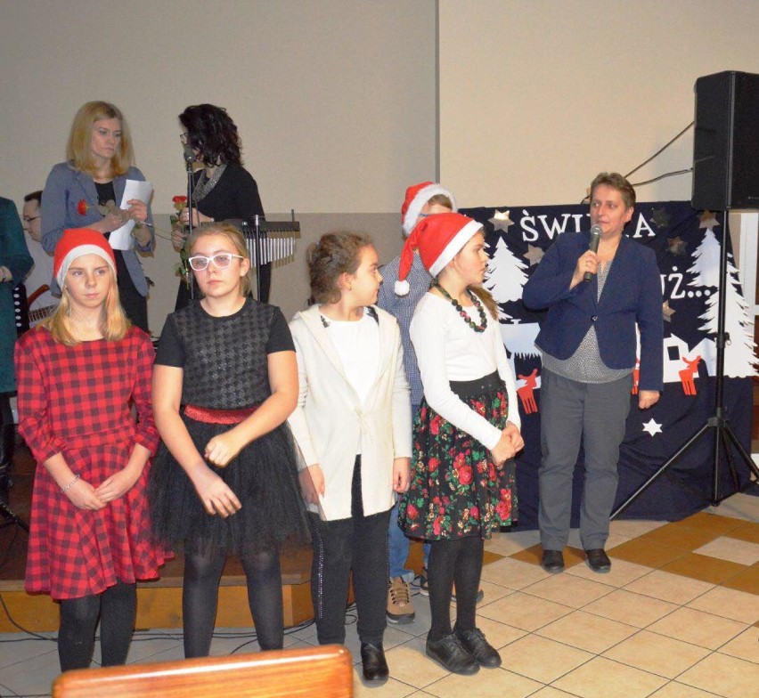 Szkoła Podstawowa w Oleśnicy: Świąteczny koncert i kiermasz [FOTO]