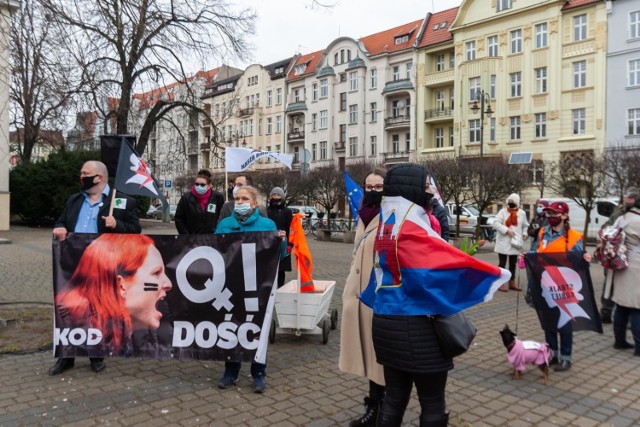 W niedzielę (7 marca 2021 r.) uczestnicy VI Manify Bydgoskiej spotkali się na placu przed Teatrem Polskim, by przejść centrum miasta w obronie praw kobiet. Z osób publicznych pojawiła się Anna Mackiewicz, od lat zaangażowana w ruchy kobiece