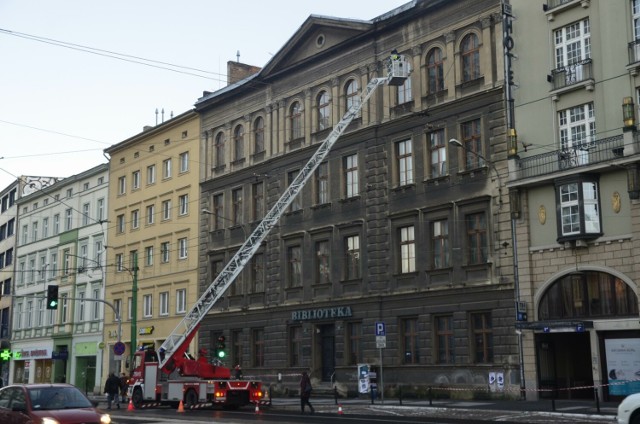 Jeden z największych przesądów w Polsce. Szczególnie w piątek trzynastego przejście pod drabiną to bardzo zły sposób. Jeśli nie będziecie mieli wyjścia i musieli to zrobić, należy skrzyżować palce u dłoni.