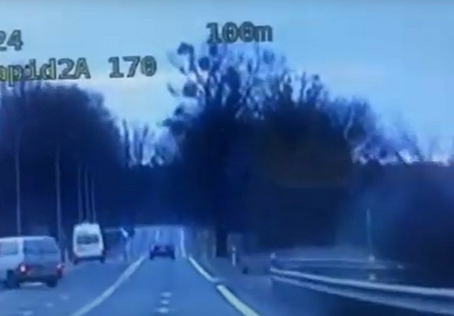 Policjanci tczewskiej drogówki zatrzymali na drodze krajowej nr 22 mężczyznę, który w ciągu kilku minut złamał kilka przepisów drogowych i stworzył zagrożenie w ruchu. Funkcjonariusze udokumentowali wszystko za pomocą wideorejestratora.