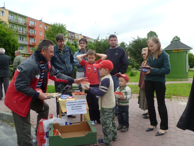 W ramach akcji zorganizowanej przez Gorący Patrol "Kromka Chleba", której inicjatorem jest Tadeusz Bartoś, rozdano około 100 kg truskawek.