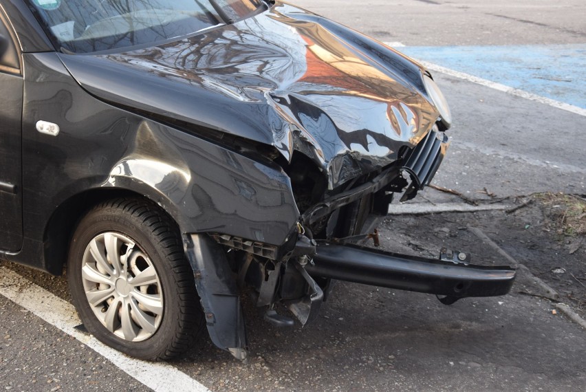 Nie ma kto zająć się wrakiem z ulicy Śródmiejskiej. Auto szpeci już od kilku miesięcy