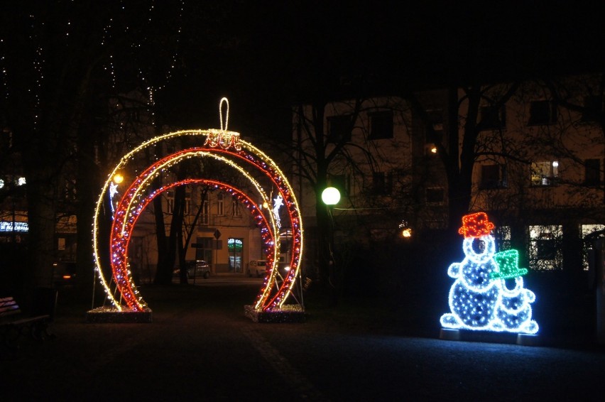 Świąteczna iluminacja na placu 3 Maja w Radomsku [ZDJĘCIA]