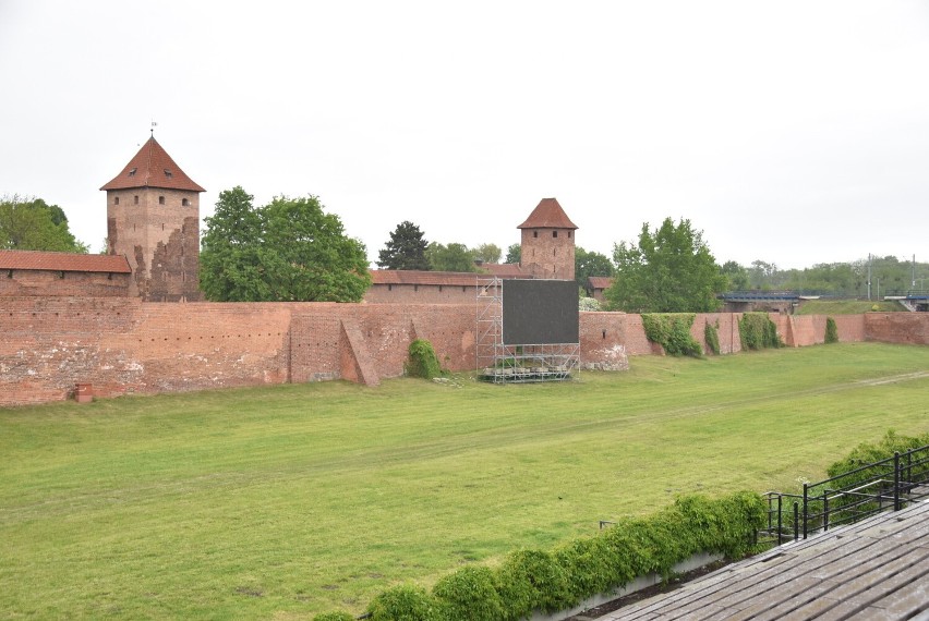 Malbork. Telebim przy miejskiej widowni miał trafić na stadion przy Toruńskiej, ale czarny ekran wciąż straszy na tle zamku