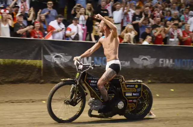 To, co działo się po zakończeniu dekoracji turnieju 3W FIM Speedway Grand Prix Polski w Gorzowie, przejdzie do historii. Zawody wygrał Anders Thomsen, żużlowiec Stali Gorzów, a zwycięstwo świętował w samej bieliźnie. ZOBACZ >>>