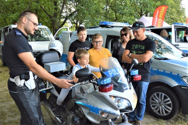 Niebieski Piknik 2022 w Zduńskiej Woli. Służby mundurowe dla mieszkańców