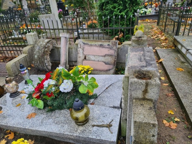 Na zdjęciu - Cmentarz św. Jerzego przy ulicy Gałczyńskiego. Ogłoszenia dot. ubezpieczeń i zniszczenia grobów