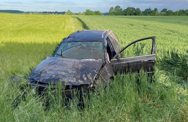 Tak wyglądał volkswagen po dachowaniu pod Strzelcami Opolskimi.