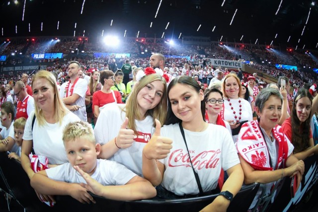 Kibice Biało-Czerwonych podczas meczu Polska - Meksyk stworzyli w Spodku fantastyczną atmosferę

  Zobacz kolejne zdjęcia. Przesuwaj zdjęcia w prawo - naciśnij strzałkę lub przycisk NASTĘPNE