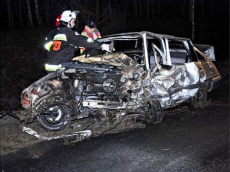 Opel kadett został niemal doszczętnie zniszczony, a 20-letni kierowca zginął na miejscu - FOT. KPP OSTRÓW