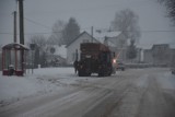 Atak snieżycy: ślisko na drogach, chodniki zawalone śniegiem 