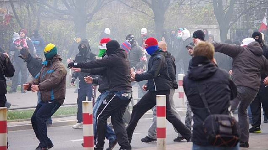 Kilkudziesięcioosobowa grupa narodowców zaatakowała policję,...