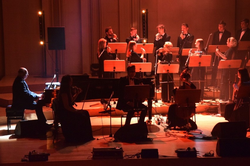 Niesamowity koncert Queen Symfonicznie w Filharmonii Świętokrzyskiej w Kielcach. Wybrzmiały najpiękniejsze utwory legendarnej grupy. Zdjęcia