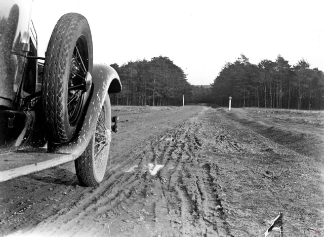 Pustynia Błędowska, listopad 1931 roku

Pustynne obszary przyciągały także właścicieli automobilów, którzy chcieli sprawdzić się na pustynnych piaskach