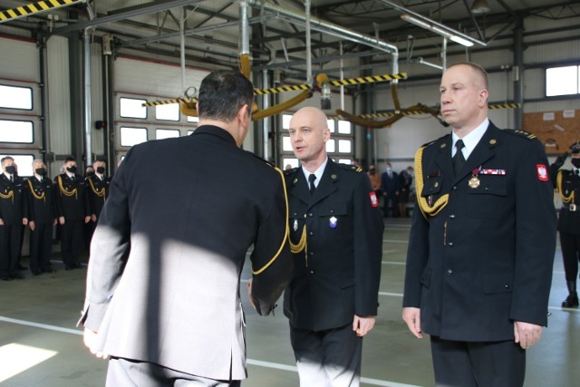 Komendant Państwowej Straży Pożarnej Paweł Jakubowski (pierwszy od prawej) przeszedł na emeryturę. Nowym komendantem został młodszy brygadier Mariusz Stolarczyk (drugi od prawej).