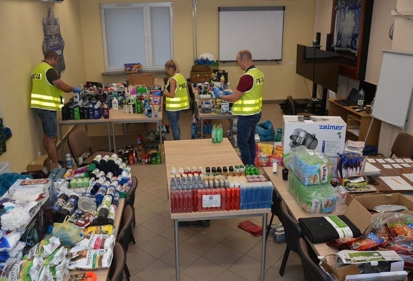 Policjanci ustalili, że straty sklepu sięgają 13 tysięcy...