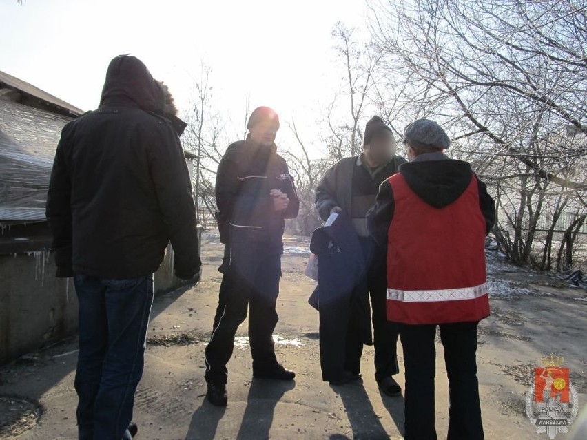 Policjanci wspólnie z Polskim Czerwonym Krzyżem pomagają bezdomnym (ZDJĘCIA)