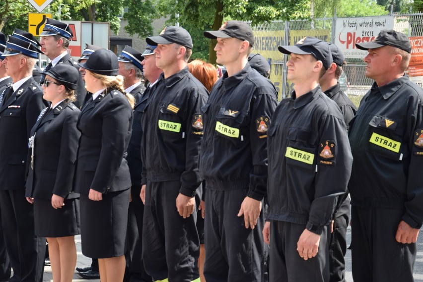 Powiatowy Dzień Strażaka na placu przed pleszewską komendą. Były awanse i medale
