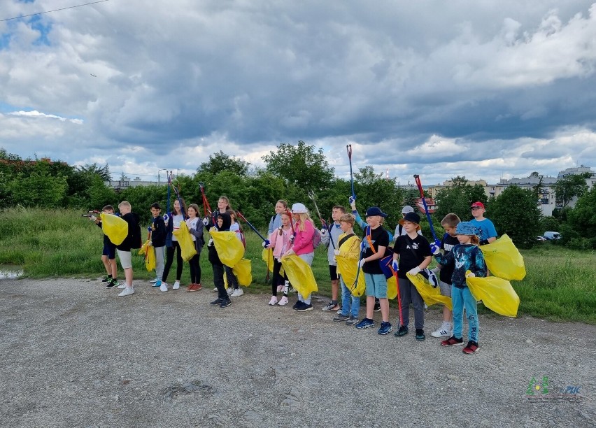 Mieszkańcy Kielc porządkowali miasto. Na zakończenie akcji wyzbierali śmieci na Kadzielni. Zobacz zdjęcia