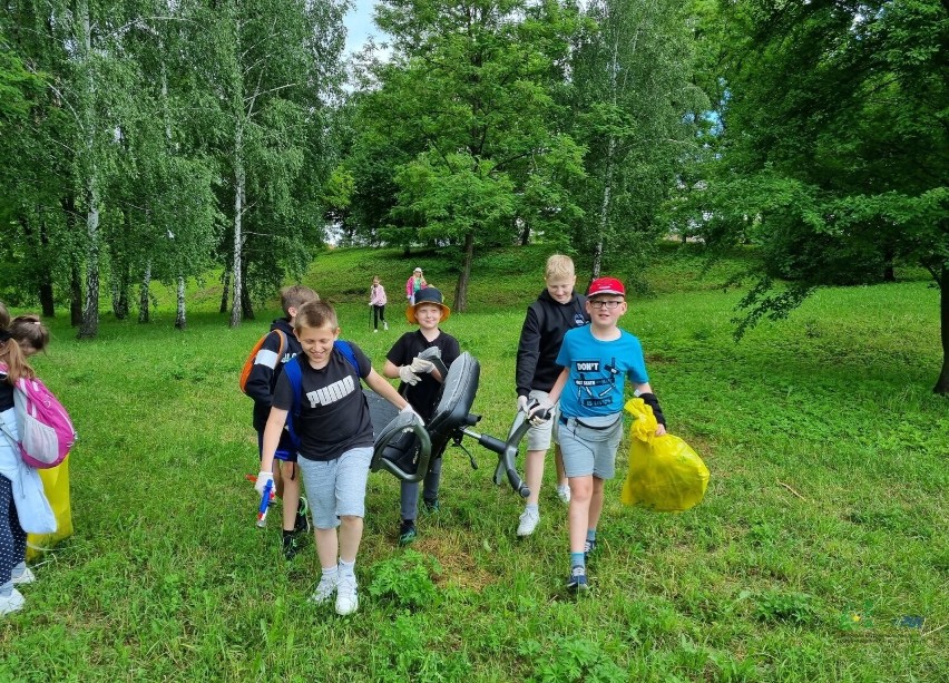 Mieszkańcy Kielc porządkowali miasto. Na zakończenie akcji wyzbierali śmieci na Kadzielni. Zobacz zdjęcia