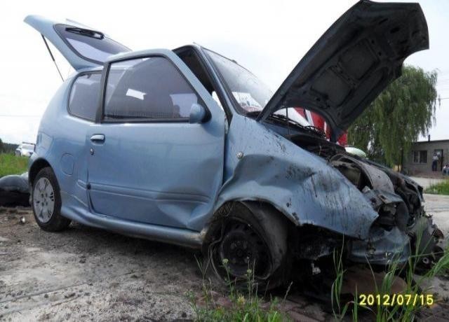 Natychmiast do zdarzenia zostało zadysponowane dwa zastępy z JRG Busko-Zdrój i OSP Stopnica. Po przyjeździe na miejsce zdarzenia stwierdzono, że samochód osobowy Fiat Seicento wjechał do rowu omijając przepust drogowy wyjechał na pobocze drogi w wyniku czego uszkodzeniu uległ przód samochodu.