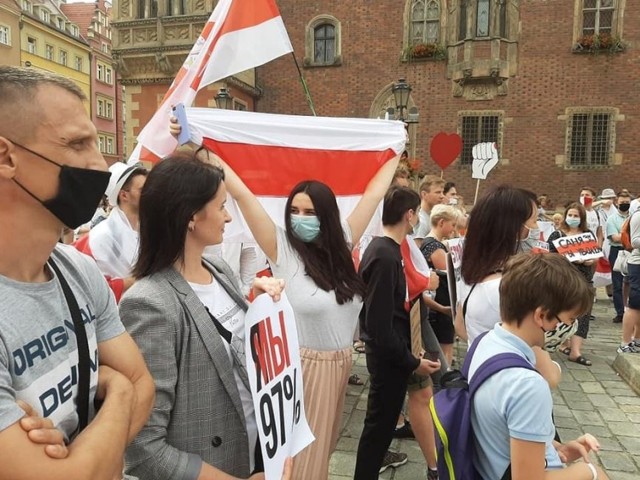 Demonstracja poparcia dla Białorusi na wrocławskim Rynku.