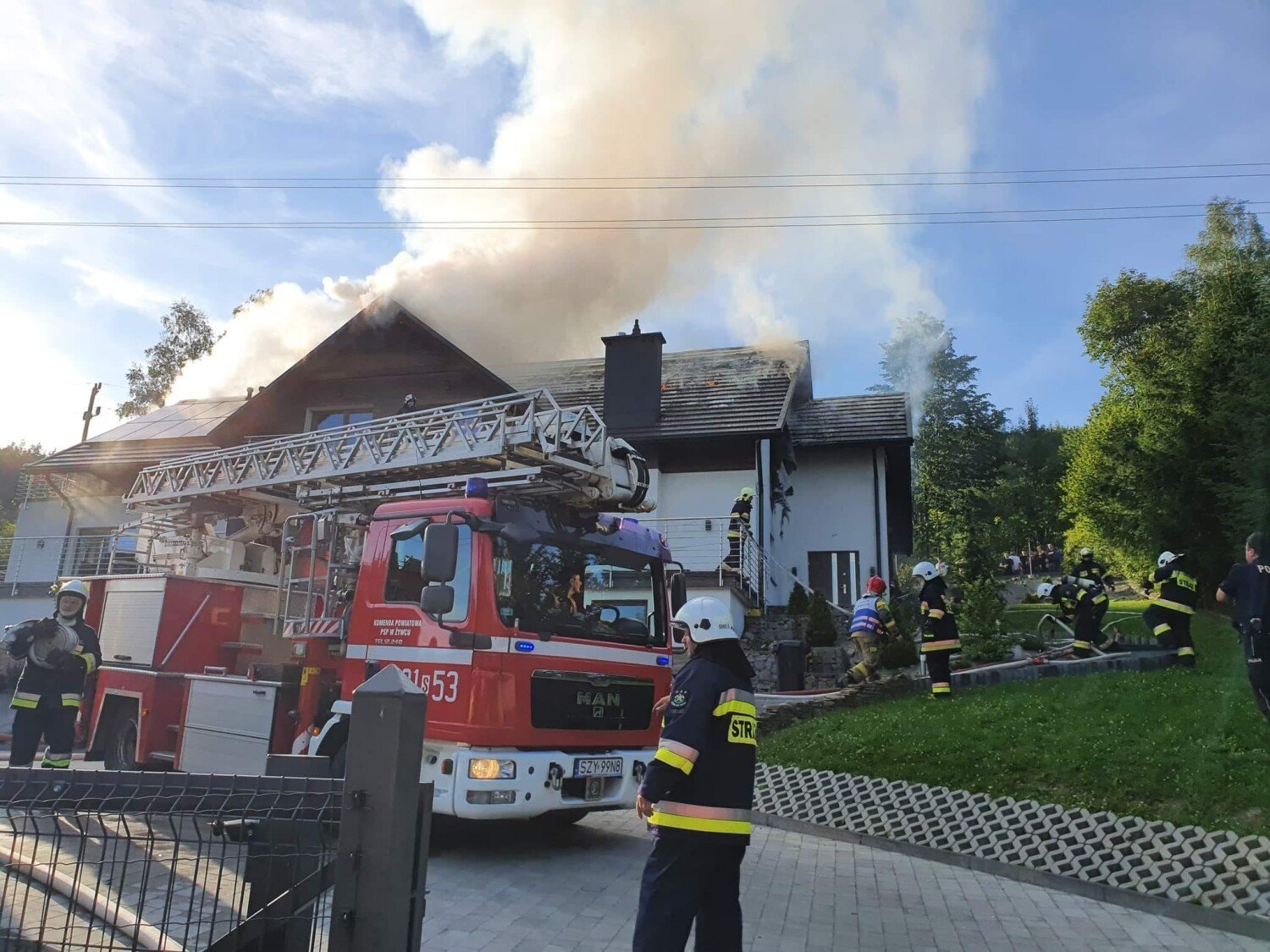 Incendie sur le mont Żar.  Le toit du bâtiment de l’hôtel avec l’installation photovoltaïque a brûlé.  METTRE À JOUR